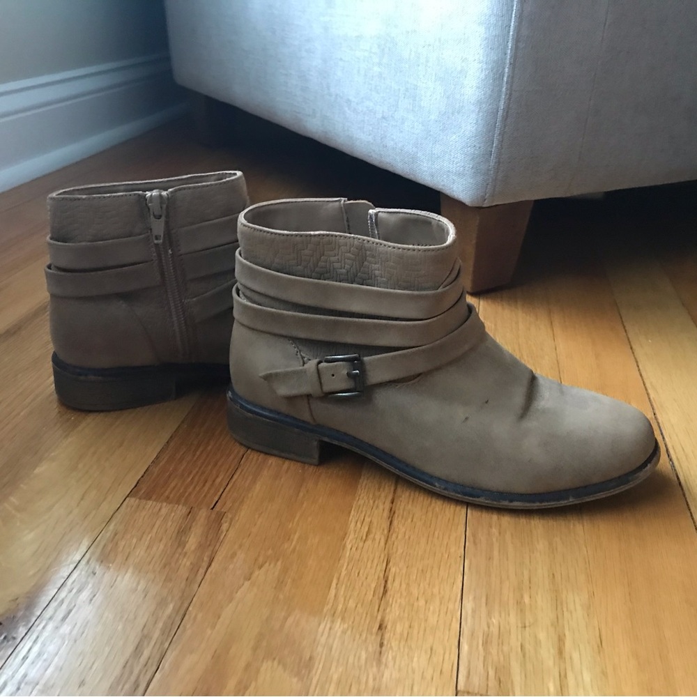 Roxy size 6 “Alamo” women’s short bootie in light tan, one inch heel 1” in VGUC
